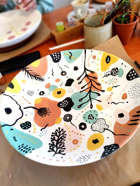 Pottery Painting Ideas Salad Bowl, Ceramic Plates Designs, Diy Salad, Salad Bowls Ceramic, Ceramic Salad Bowl, Clay Cafe, Painted Ceramic Plates, Diy Pottery Painting, Pottery Glaze