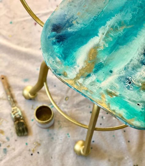 How to do a "Geode-Inspired Paint-Pour" on a wooden chair- Inspired by Anthropologie geode drawer knobs This project was so fun and easy, even though it looks like you need to be a super talent..you don't. I found this Pottery Barn desk chair at a yard sale for 5.00 and you'll never believe what I did to it!  I was inspired by these Geode knobs I bought at Anthropologie. For more photos and detailed instructions on this project, please watch my YouTube Tutorial, by clicking the arrow a… Wooden Chair Makeover, Pottery Barn Desk, Hand Painted Stools, Old Wooden Chairs, Geode Painting, Diy Farmhouse Ideas, Island Home Decor, Diy Furniture Chair, Painting Wooden Furniture