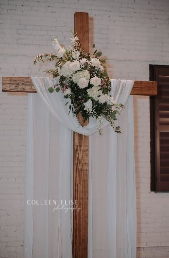 Wedding Cross Arrangement, Cross With White Cloth, Wedding Cross Altar Diy, Cross Arbor Flowers, Cross Wedding Flowers, Cross Alters For Weddings, Cross Altar Wedding, Cross Wedding Alter, Cross Wedding Arch