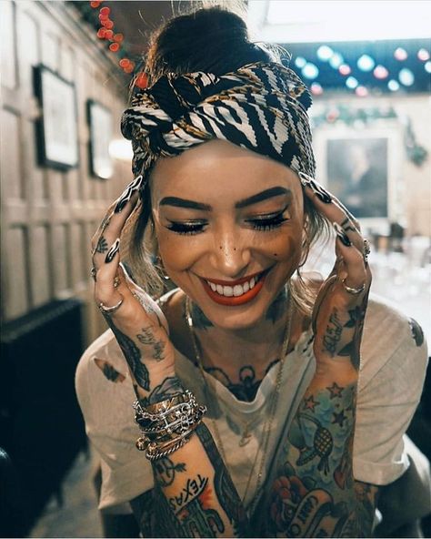 Follow @tattoosmap (us) for more #fashion 💬💉 . ————————////——— ㊗️ . .via @sammijefcoate . . . . ————————////——— ㊗️ . HASHTAGS//… Sammi Jefcoate, Jagua Henna, Bobby Pin Hairstyles, Tattoed Women, Look Rock, Trendy Swimwear, Twist Headband, Beauty Tattoos, Tattoo Models