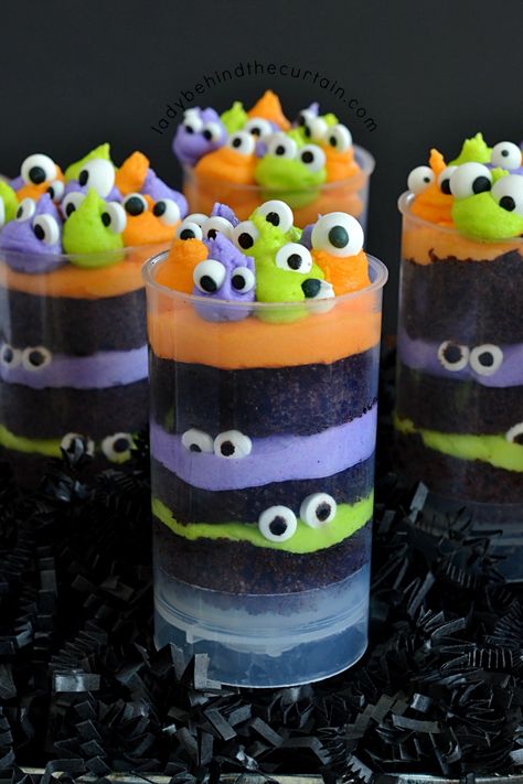 Halloween Dessert Recipes Easy, Festa Hotel Transylvania, Push Up Pops, Postres Halloween, Recetas Halloween, Halloween Cookie Recipes, Dulces Halloween, Halloween Food Desserts, Monster Cupcakes