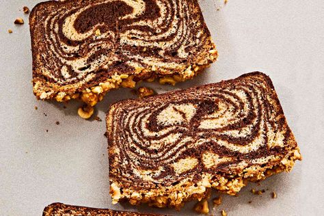 Want to impress guests? This chocolate-hazelnut swirl cake is the perfect option. Like snowflakes, no two slices will ever be the same. Easy Fall Desserts, Recipe Hacks, Swirl Cake, Hazelnut Cake, Zebra Cake, Fall Desserts Easy, Protein Nutrition, Vegetarian Cake, Chocolate Hazelnut Spread