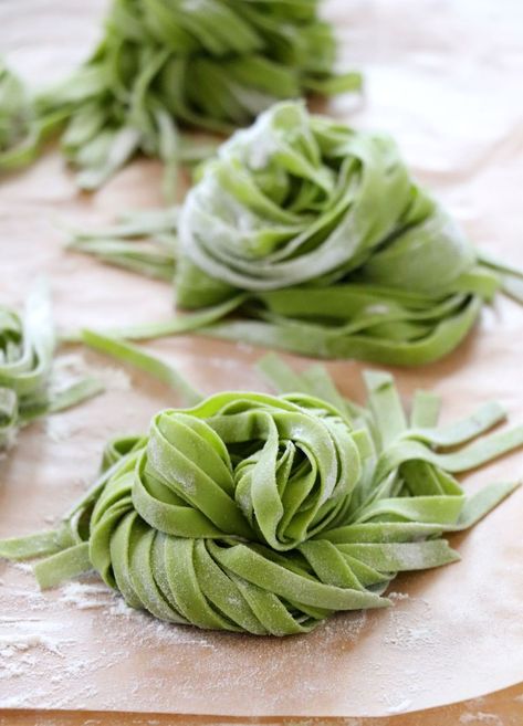 Homemade Spinach Pasta, Pasta Photography, Homemade Pasta Recipe, Making Pasta, Homemade Noodles, Pasta Dough, Spinach Pasta, Pasta Noodles, Fresh Pasta