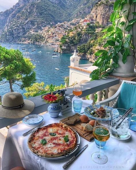 Life Put Together, Travel The World Pictures, Dinner In Italy Aesthetic, Foods In Italy, Southern Italian Food, Art In Italy, Italy Food Travel, Best Food In The World, Europe Food Recipes