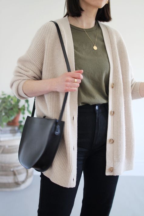 Cardigan Outfit Fall 2024, Cardigan Chic Outfit, Work Outfit Cardigan, Casual Outfits Cardigan, Cardigan Outfit Brown, Fitted Cardigan Outfit, Spring Cardigan Outfit, Open Cardigan Outfit, Styling Cardigan