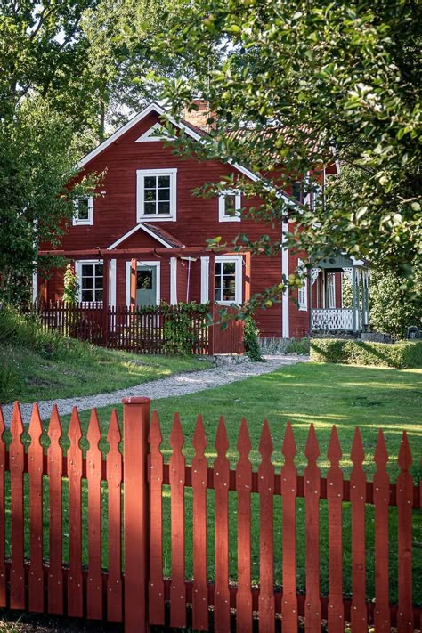 Scandinavian Cabins, Swedish Houses, Swedish Cottage, Red Houses, Sweden House, Red Farmhouse, Red Cottage, Unusual Homes, Swedish House