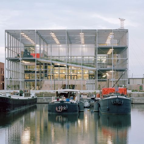 divisare on Instagram: “A galvanized steel skeleton unifies the two halves. On the side of the interior volume, the façades of the building are designed as a…” Outside Playground, Indoor Sports Court, Industry Architecture, Bar Exterior, Renzo Piano, Oscar Niemeyer, Zaha Hadid Architects, Traditional Building, School Building