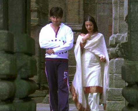 shahid kapoor and amrita rao Vivah Movie, Pretty Zinta, Vintage Bollywood Aesthetic, Amrita Rao, 90s Bollywood Aesthetic, Paragraphs For Him, Desi Love, Desi Humor, Retro Bollywood