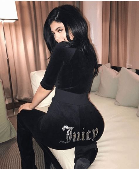 Kylie Jenner's butt appears to be growing bigger everyday   The 19-year olds butt looks bigger every day and as expected people are asking questions. Did she get work done on it? No one can answer for now  Entertainment Moda Kylie Jenner, Look Kylie Jenner, Looks Kylie Jenner, Trajes Kylie Jenner, Estilo Kylie Jenner, Kylie Jenner Look, Juicy Couture Tracksuit, Kyle Jenner, Kylie Jenner Outfits