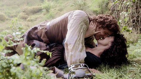 Outlander Gifs, John Bell, Diana Gabaldon Outlander Series, Claire And Jamie, Outlander Jamie Fraser, Starz Tv Series, Diana Gabaldon Outlander, Outlander Season 1, Fictional Character Crush