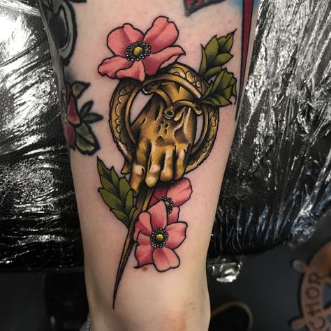 Hand of the king pin for @br0ken_knuckles thanks for getting this! American Traditional Tattoos, Hand Of The King, King Tattoos, Hand Tats, King Pin, Traditional Tattoos, American Traditional Tattoo, Bookmarks Handmade, American Traditional