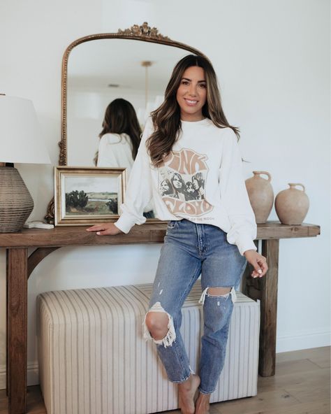 Curve Love High Rise Mom Jeans, Boho Mom Jeans Outfit, Mom Jean Outfits Spring, Jean Outfits Spring, Mom Bod Outfits, Instagram Recreate, Fall Mom Outfits, Mom Jeans Outfits, Mom Trends