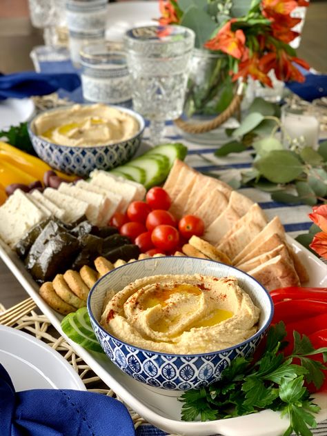 Style a casual ans delicious mezze platter with easy ans delicious finger foods. Hot Party Food Platters, Lebanese Finger Food, Picky Tea Platter, Persian Finger Food, Eid Appetizers, Snack Platter Ideas Finger Foods, Morning Tea Platter, Breakfast Arabic, Mezze Platter Ideas