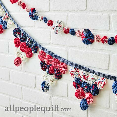 Patriotic Sewing, Winter Sewing Projects, History Of Quilting, Yo Yo Quilt, American Patchwork And Quilting, Winter Sewing, 4th July Crafts, Yo Yos, Sewing Projects Free