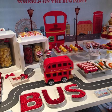 Wheels on the bus party SK Cakes Cobham and styled by Les Enfants (Event Planners) Paddington Birthday, Wheels On The Bus Party, Oso Paddington, Bus Cake, Bus Party, British Party, Transportation Birthday, London Theme, London Party