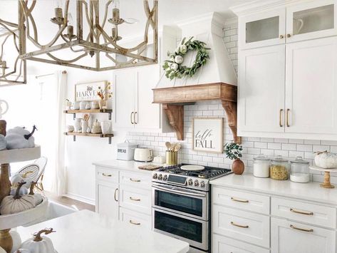 Farmhouse Features on Instagram: “This kitchen is beautiful!! Love the gold accents!😍 . . 📸: @thedowntownaly . Use #farmhousefeatures for a chance to be reposted” Kitchen Hood Design, Kitchen Vent Hood, Kitchen Vent, Refacing Kitchen Cabinets, Casa Country, New Kitchen Cabinets, Classic Kitchen, Kitchen Hoods, Trendy Kitchen