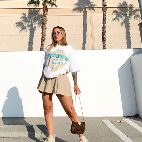 Tshirt Skirt Outfit, Tennis Skirt Outfit Street Style, Tennis Skirt Outfits, Streetwear Fashion Outfits, Streetwear Outfit Ideas, Tennis Skirt Outfit, Shirt Dress Outfit, The Ray, Trendy Summer Outfits