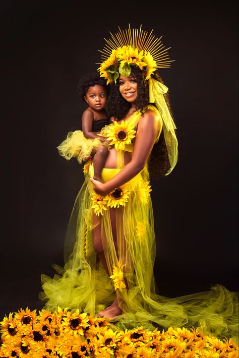 Maternity Photo Shoot With Flowers, Mommy Daughter Maternity Shoot, Sunflower Maternity Pictures Black Women, Sunflower Photoshoot Maternity, Yellow Maternity Photoshoot, Flower Theme Maternity Shoot, Sunflower Maternity Shoot, Flower Maternity Shoot, Yellow Maternity Shoot