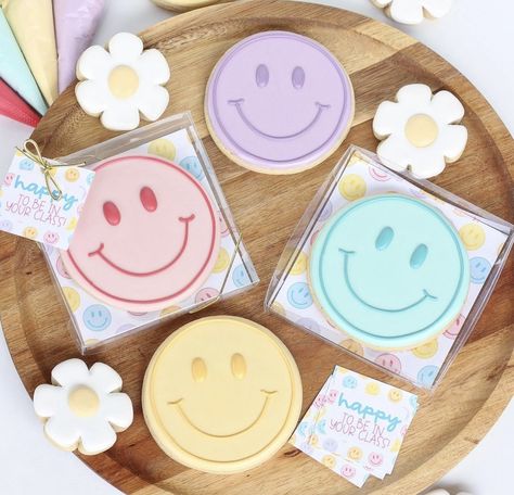 Smile Cookies, Royal Icing Cookies Recipe, Teen Cakes, Cookies Gift, 17th Birthday Ideas, Royal Iced Cookies, Emoji Party, Summer Cookies, Best Sugar Cookies