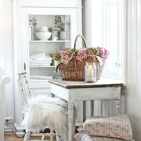 Fab #interior post from @vibekedesign #textured #decor #haveyoubeenhetterleyed Shabby Chic Office, Vibeke Design, Decoration Shabby, Casa Country, Shabby Chic Room, Casa Vintage, Chic Interior, Chic Living, Chic Kitchen