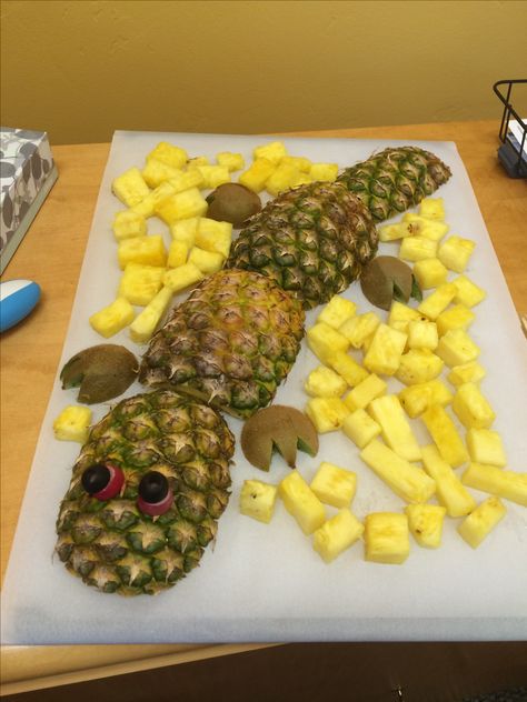 Pineapple Alligator Animal Themed Fruit Tray, Alligator Birthday Party Food, Rainforest Snacks, Gator Birthday Party, Jungle Party Food, Croc Party, Tropical Party Foods, Safari Party Foods, Cajun Appetizers