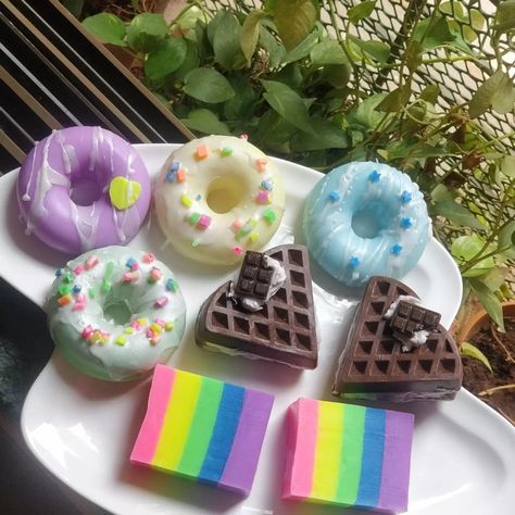 Rainbow Pastry, Donut Soap, Spa Baths, Dessert Soap, Soap Design, Handmade Soap Recipes, Soap Shop, Crafty Kids, Fake Food