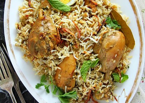 Herby Chicken, Biryani Rice, Chicken Biryani Recipe, Chicken Biryani, Chicken Masala, Chicken Gravy, Biryani Recipe, Chili Paste, Clarified Butter