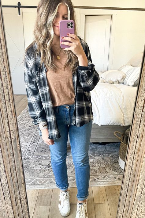 Mom Jeans Flannel Outfit, Jeans Flannel Outfit, Jeans And Flannel Outfit, Flannel Jeans, Kate Fashion, 90s Jean, Casual Fall Outfit, Jeans Outfit Women, Flannel Outfits