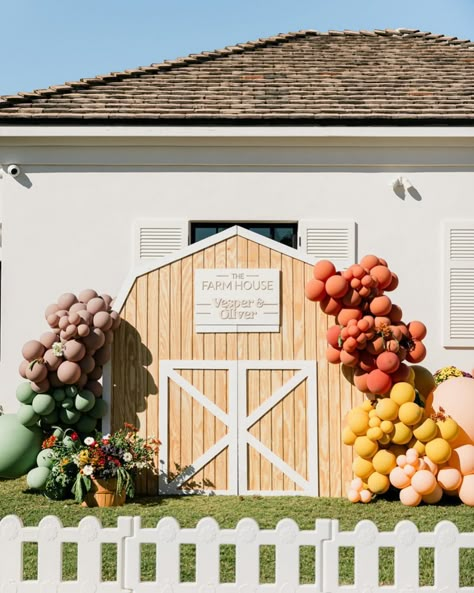 We love all the details from the Farmers Market birthday celebration for Vesper + Oliver 🌾🧺 Farmers Market Balloon Garland, Farmers Market Balloon Arch, Farm Birthday Backdrop, Farmer Birthday Party, Farm Birthday Theme, Market Birthday Party, Cowboy Party Ideas, Farmers Market Birthday Party, Farmers Market Birthday