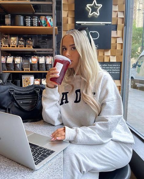 Cafe Selfie, Winter Outfits Plus, Winter Inspo Outfits, Kirsten Larson, Cosy Aesthetic, Matching Sweats, Mom Fall, Tracksuit Outfit, Insta Inspiration