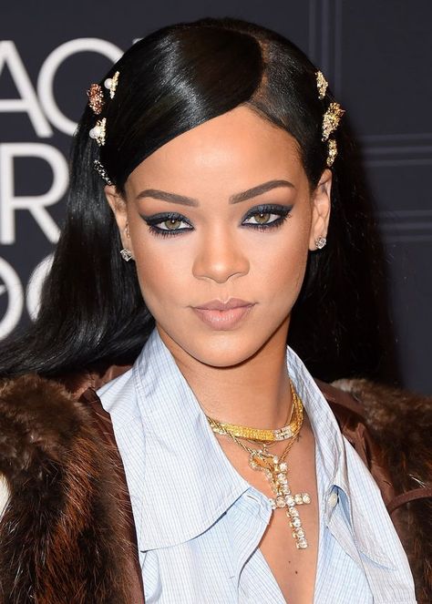 Singer Rihanna attends Black Girls Rock! 2016 on April 1, 2016 in New York City Rihanna Makeup, Rihanna Hairstyles, Huge Hair, Rihanna Outfits, Bold Makeup Looks, Rihanna Riri, Celebrity Makeup Looks, Beauty Makeup Tutorial, Rihanna Style