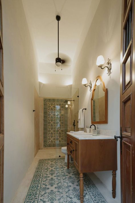 Spanish Colonial Bathroom, Spanish Revival Bathroom, Hacienda Bathroom, Hacienda Style Kitchen, Spanish Bedroom, Spanish Style Bathrooms, Earthy Bathroom, Riad Marrakech, Spanish Home Decor