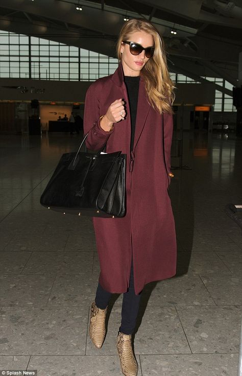 Rosie Huntington-Whiteley Maroon Coat, Rosie Huntington Whitely, Model Off Duty Street Style, Rosie Huntington Whiteley Style, Rosie Hw, Rosie Huntington, Coat Outfit, Elegante Casual, Huntington Whiteley