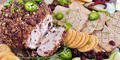 Cranberry Bacon Cheese Ball Recipe Bacon Cheeseball Recipes, Bacon Cheeseball, Bacon Cheese Ball, Quick Turkey, Best Thanksgiving Appetizers, Best Thanksgiving Recipes, Star Chef, Cheese Ball Recipes, Thanksgiving Appetizers