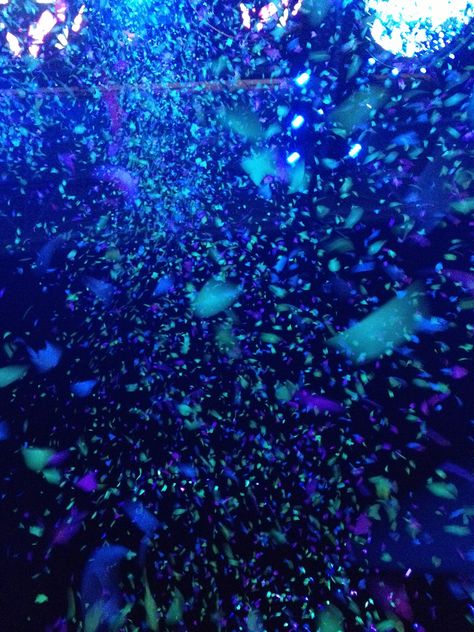 The Coldplay concert was one of the best nights of life! Most amazing concert I've ever been to, and I was lucky enough to be amongst the crowd on the floor. This is a photo of confetti falling down on to us. I love what confetti does. Such a simple idea that makes the most amazing memory and feeling. Confetti Aesthetic Party, Confetti Floor, Liminal Photos, Confetti Astetic, Concert Confetti Aesthetic, Artist Vibes, Confetti Falling, Confetti Tour, Coldplay Concert