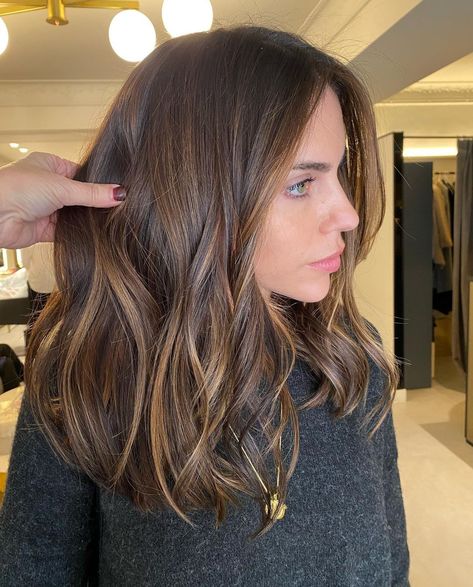 Brown Hair with Delicate Highlights Short Brown Hair Ideas For Summer, Highlights Brown Hair No Bleach, Baby Lights Caramelo, Brown Hair Babylights, Brunette Hair With Babylights, Ideas De Pelo, Lowlights And Highlights, Ideas Pelo, Pelo Color