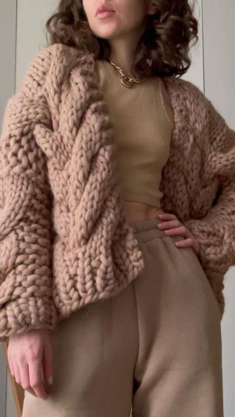 Girls Clothes Patterns, Knit Cardigan Pattern, Interesting Outfits, Classy Winter Outfits, Fashion Crochet, Beige Outfit, Scarf Knitting, Sweater Crochet, Crochet Cardigan Pattern