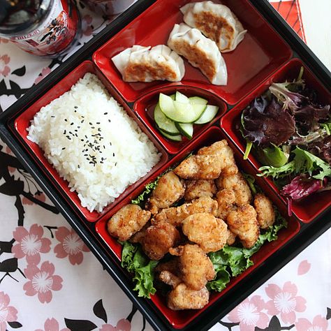 Japanese Fried Chicken Bento Chicken Bento, Makanan Cepat Saji, Japanese Fried Chicken, Bento Box Recipes, Korean Tattoo, Japanese Food Bento, Lots Of Food, Bento Ideas, Japanese Lunch