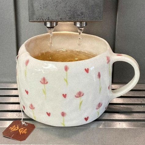 Cute Teapot Aesthetic, Clay Mugs Aesthetic, Pottery Painting Teapot, Color Me Mine Mug, Pottery Painting Aesthetic, Pottery Painting Mug, Aesthetic Mugs, Ceramic Cafe, Diy Pottery Painting