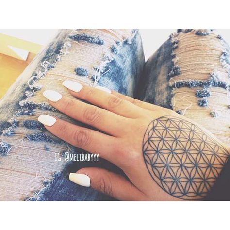 White Nails & Flower Of Life Hand Tattoo / Ripped Jeans Spring/Summer Flow ☀️ Seed Of Life Hand Tattoo, Flower Of Life Hand Tattoo, Spring Tattoo, Flower Of Life Tattoo, Night Tattoo, Super Tattoo, Cute Hand Tattoos, Nails Flower, Sacred Geometry Tattoo