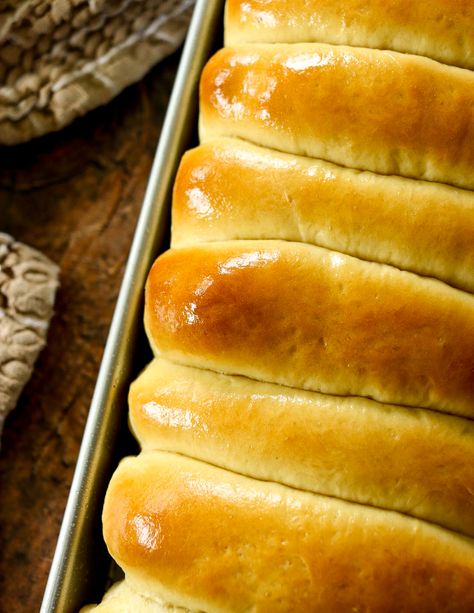 This easy recipe makes delicious homemade hot dog buns. They have superior taste and freshness, perfect for summer grilling. Hot Dog Buns Bread Machine, Sourdough Hot Dog Buns, Hot Dog Bun Recipe, Homemade Hot Dog Buns, Hot Dog Buns Recipe, Homemade Hot Dogs, Rolls Recipe Easy, Hot Dog Bun, Hot Dog Rolls