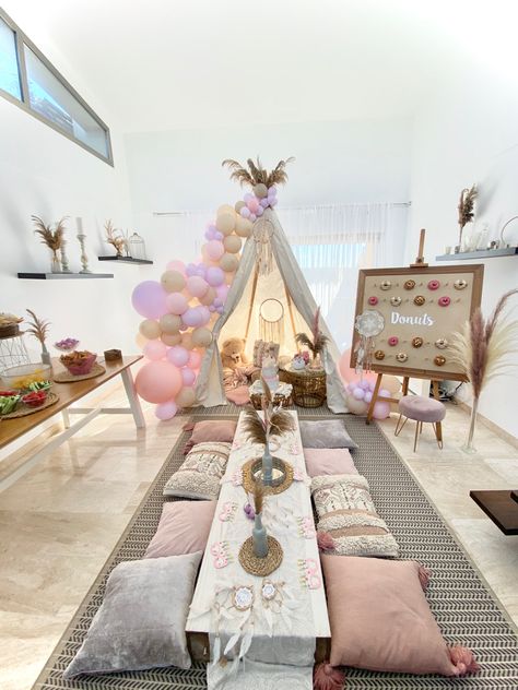 Teepee Picnic Party, Boho Teepee Party, Teepee Party Decorations, Birthday Party Tent Ideas Decoration, Teepee Tent Decorations, Teepee Decor Ideas, Kids Tent Decoration Ideas, Indoor Birthday Decorations, Teepee Tent Party