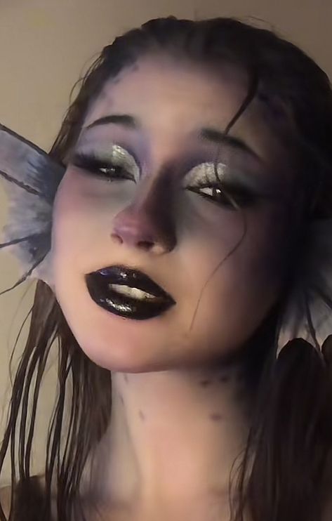 Gothic Mermaid Makeup, Shark Halloween Makeup, Halloween Makeup Siren, Spooky Mermaid Costume, Gothic Mermaid Costume, Goth Mermaid Makeup, Creepy Siren Costume, Black Mermaid Makeup, Siren Cosplay Outfit