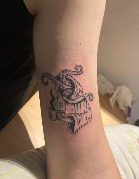 Cute Cthulhu Tattoo, Hp Lovecraft Tattoo Ideas, Cultist Tattoo, H P Lovecraft Tattoo, Tattoo Linework Simple, Cthulu Tattoos, Lovecraft Tattoo Ideas, Hp Lovecraft Tattoo, Lovecraftian Tattoo