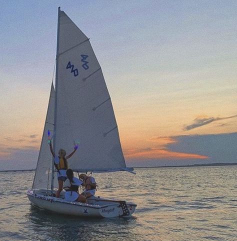 Sailing Aesthetic, With Friends Black, Sail Life, Lake Pictures With Friends, Pictures With Friends, Boat Life, Coastal Life, Happy Friends, Coastal Granddaughter