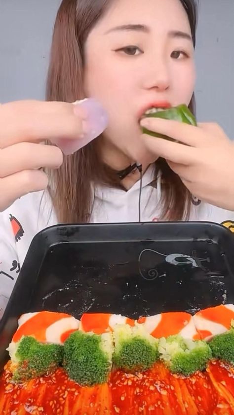 Mukbang China, Asmr Food Video Mukbang, Asmr Food Video, Japanese Desserts, Satisfying Eats, Asmr Mukbang, Asmr Eating, Food Video, Asmr Food