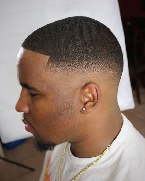 Black Hair Fade, Working Motivation, Black Man Haircut Fade, Top Fade Haircut, Low Cut Hairstyles, Types Of Fade Haircut, Waves Hairstyle Men, Mid Fade Haircut, Men Fade Haircut Short