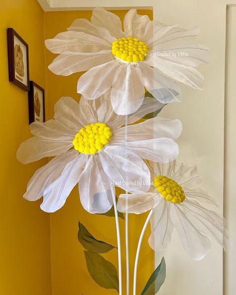 Giant Flowers Diy, Small Balcony Ideas Apartment, Daisy Party, Store Window Display, Fleurs Diy, Balcony Ideas Apartment, Organza Flowers, Store Window, Diy Crafts Paper Flowers