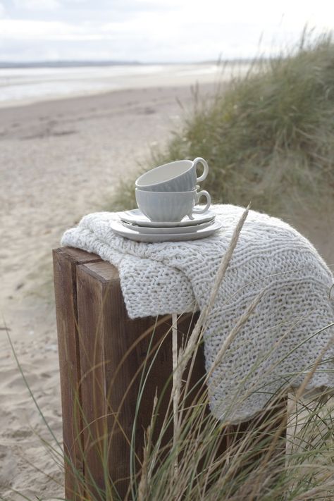 Tea by the sea- we can easily do this in Southern California  which is another blessing of  living at the beach!! Deco Nature, Cottage By The Sea, Beach Shoot, I Love The Beach, Design Exterior, Beach Living, House And Home Magazine, Sand Dunes, Beach Cottages