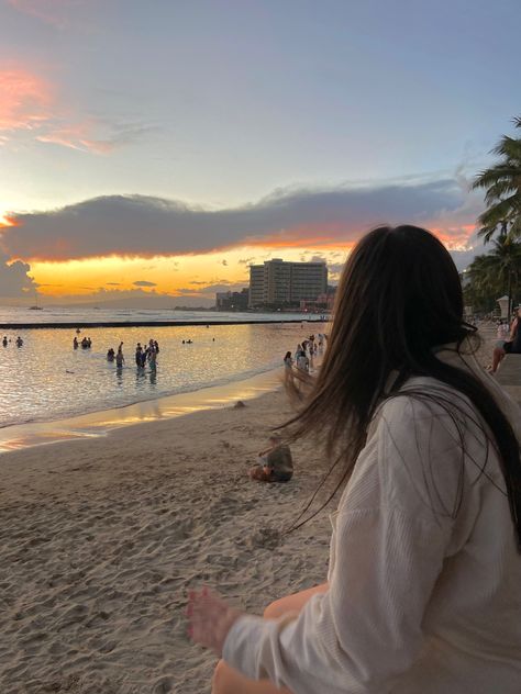 Back turned sunset view insta picture aesthetic back pose from the back with sunset in background Aesthetic Back Pose, Pose From The Back, Back Pose, Back Pic, Sunset View, Insta Pictures, Photo Op, Back Women, Sunset Views